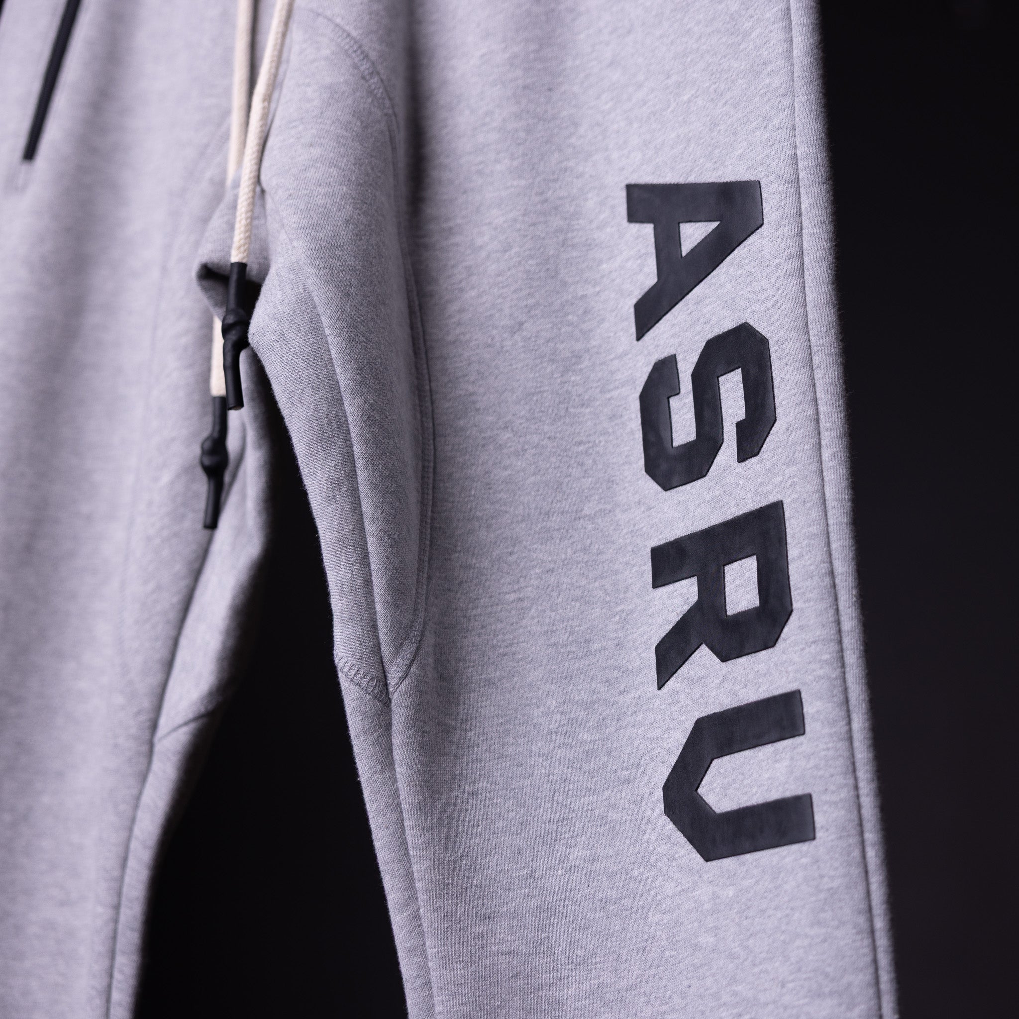 WN'19 RainPlus® Jogger in grey, side detail shot showing ASRV branding on leg