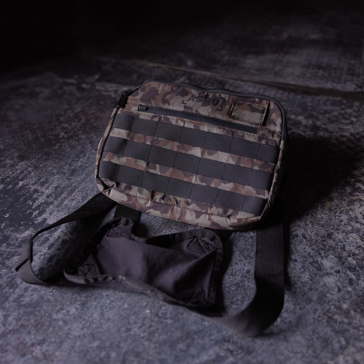 Flatlay SP'19 Trail Pack Chest Rig in camo and black, front view