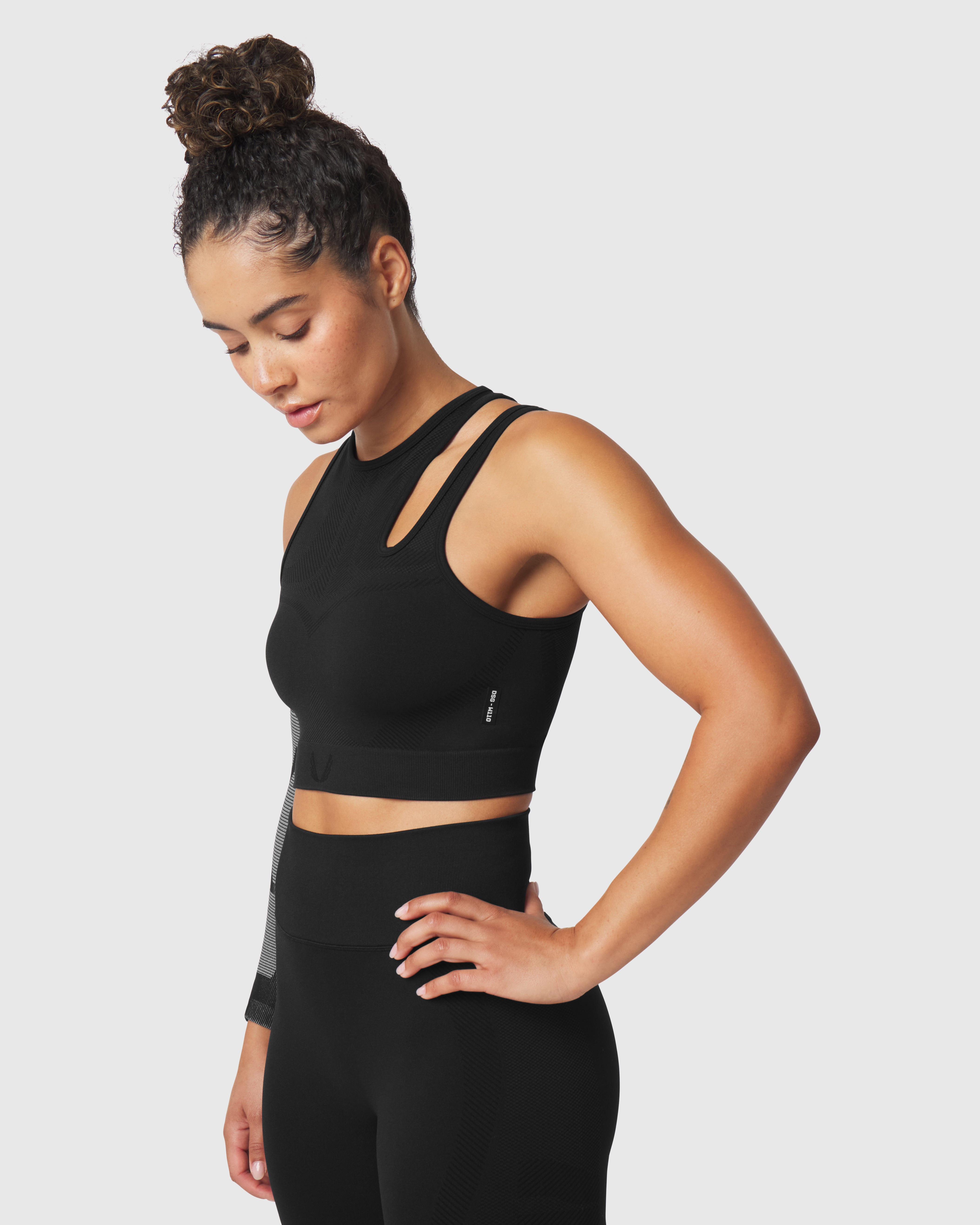 W110. Seamless Split-Strap Sports Bra - Black