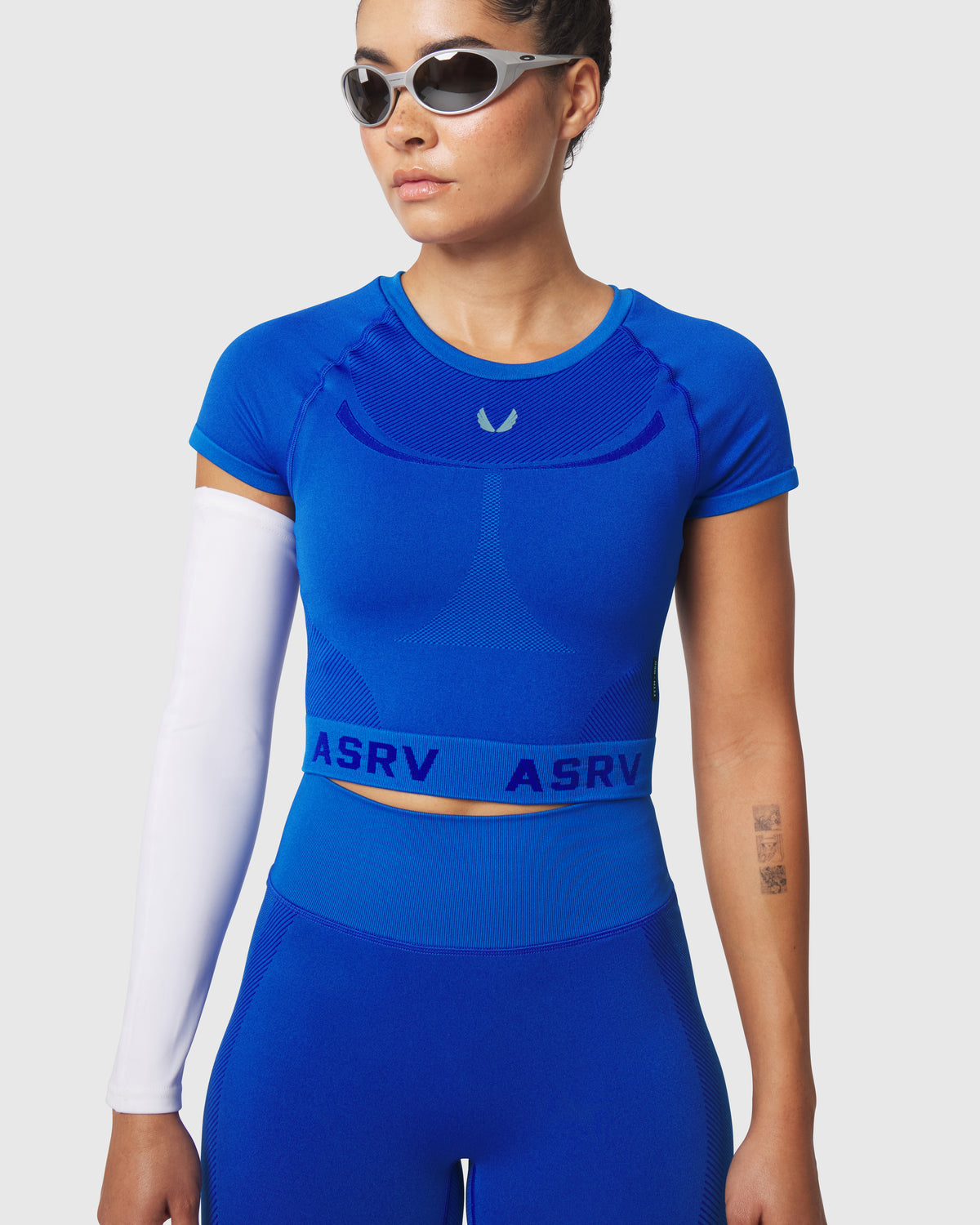 W111. Seamless Cropped Training Tee - Electric Blue