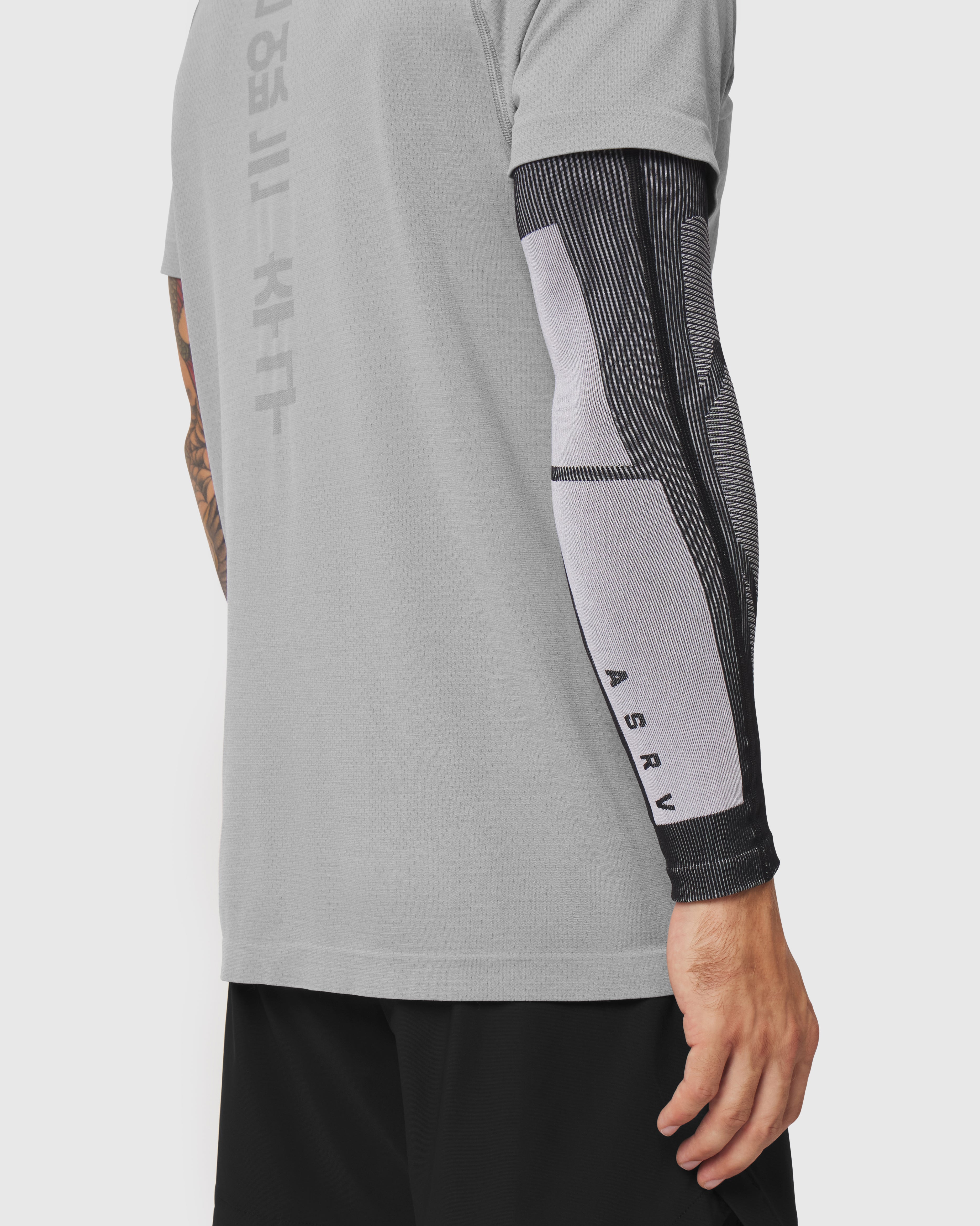 1211. Seamless Arm Sleeve - Black