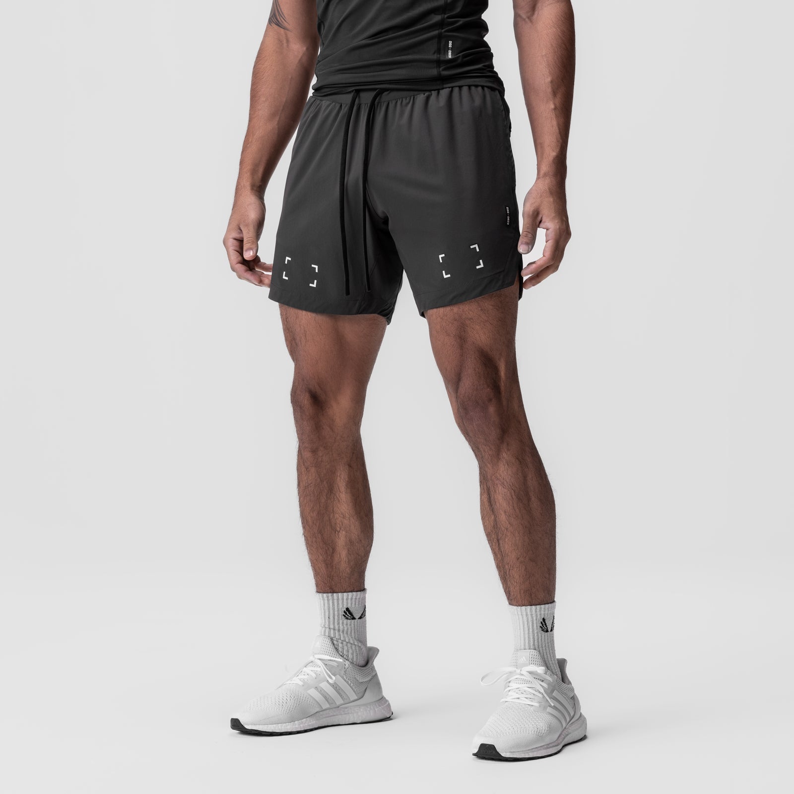 Tetra-Lite 7" Linerless Short in space grey worn by model, front view