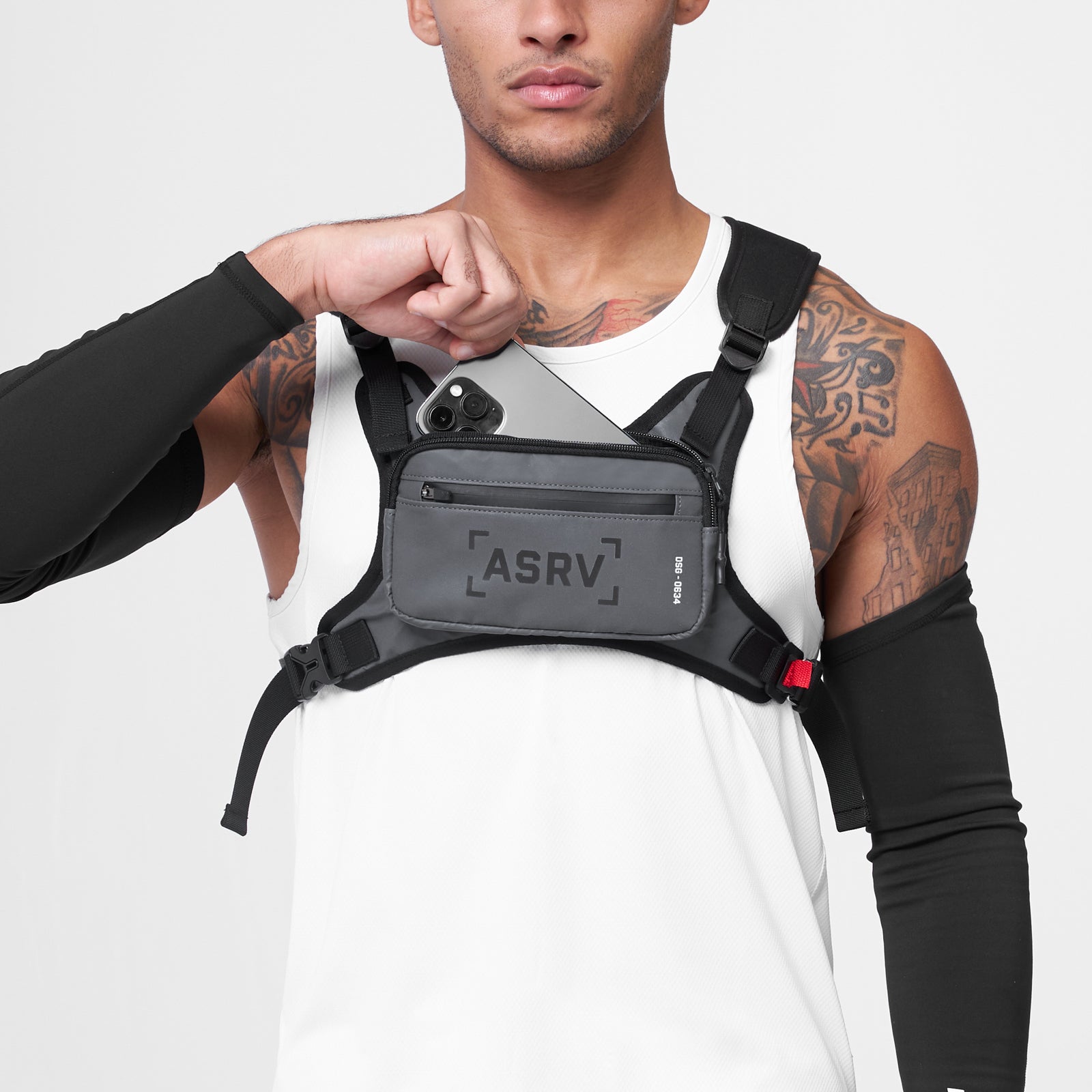 0634 Conditioning Chest Pack in grey, worn on model's torso