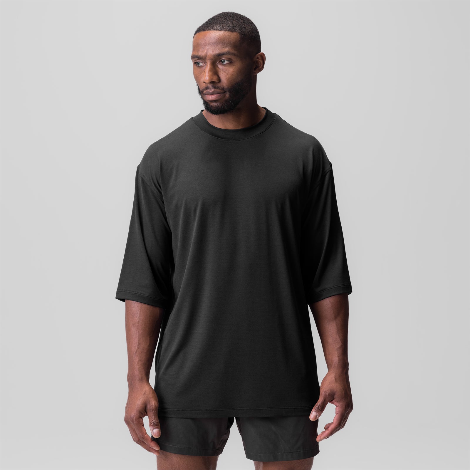 Black 3D-Lite 2.0 3/4-sleeve oversized tee worn by model, front view