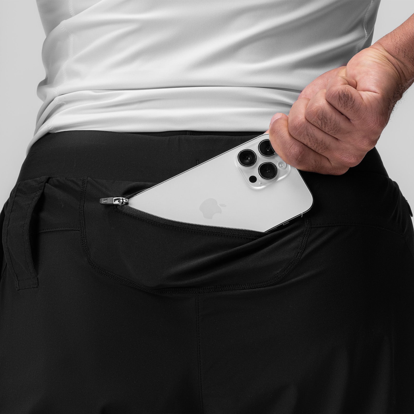 Bounce-free zip pocket