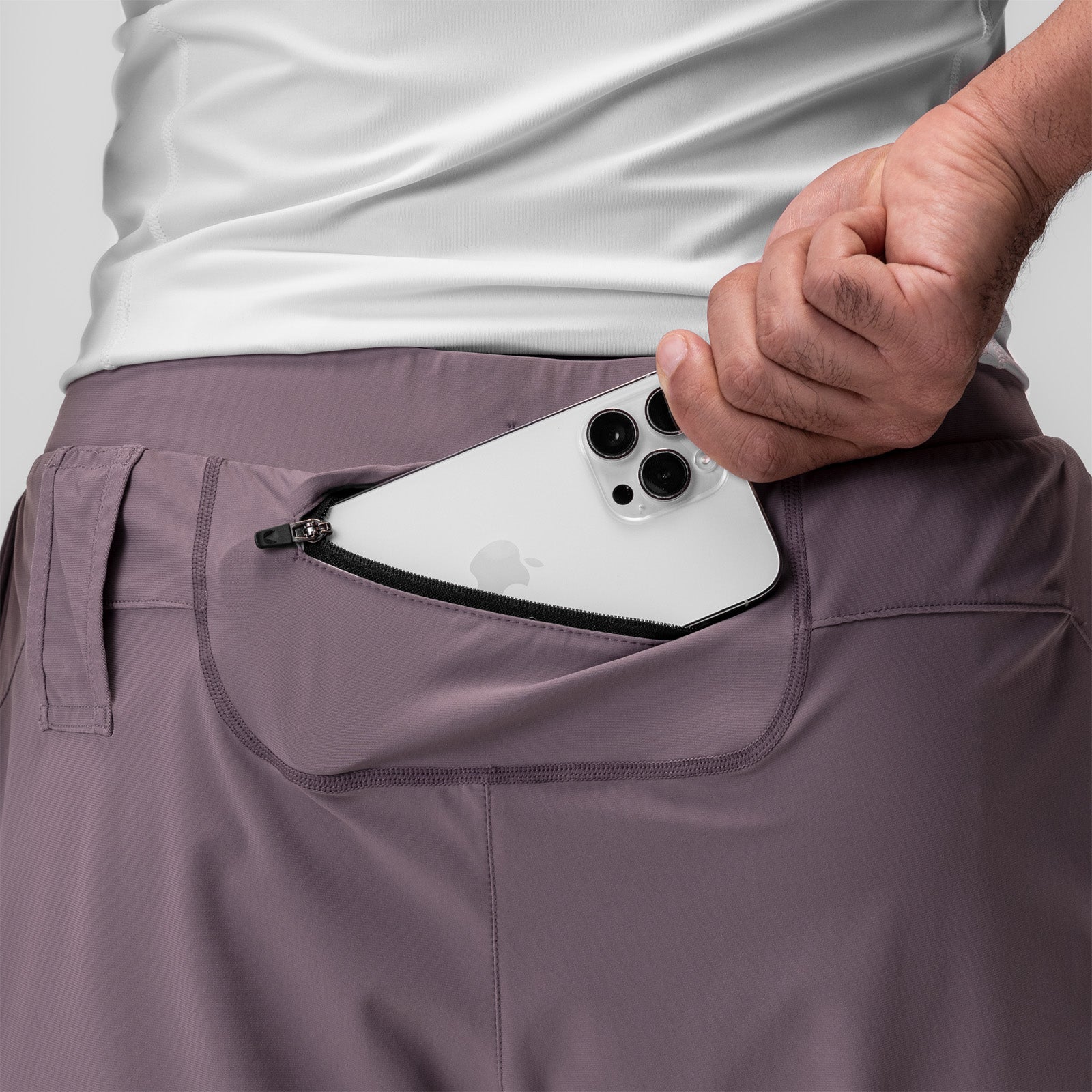 Bounce-free zip pocket