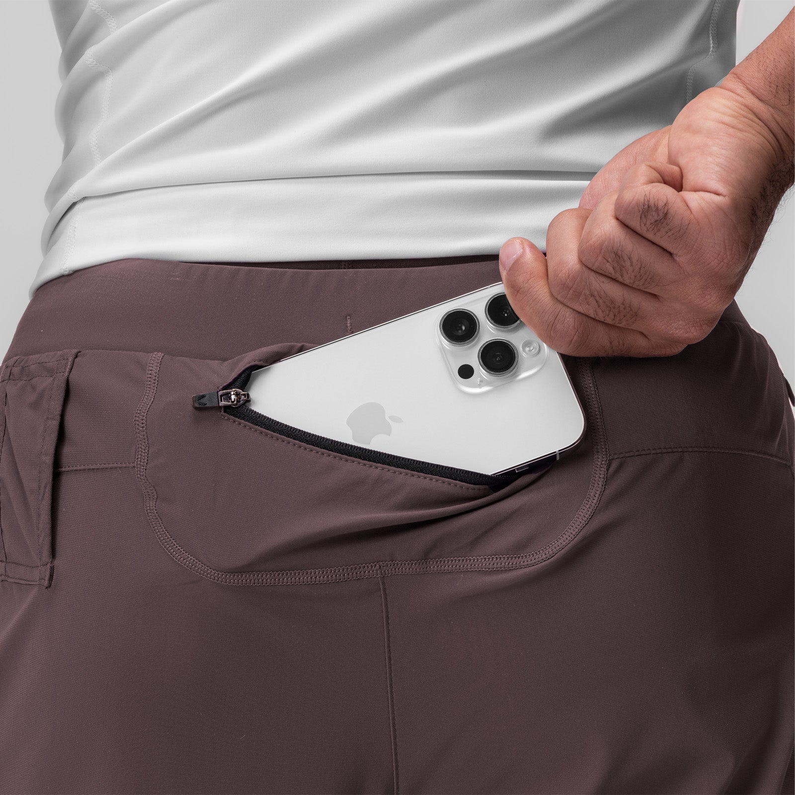 Bounce-free zip pocket