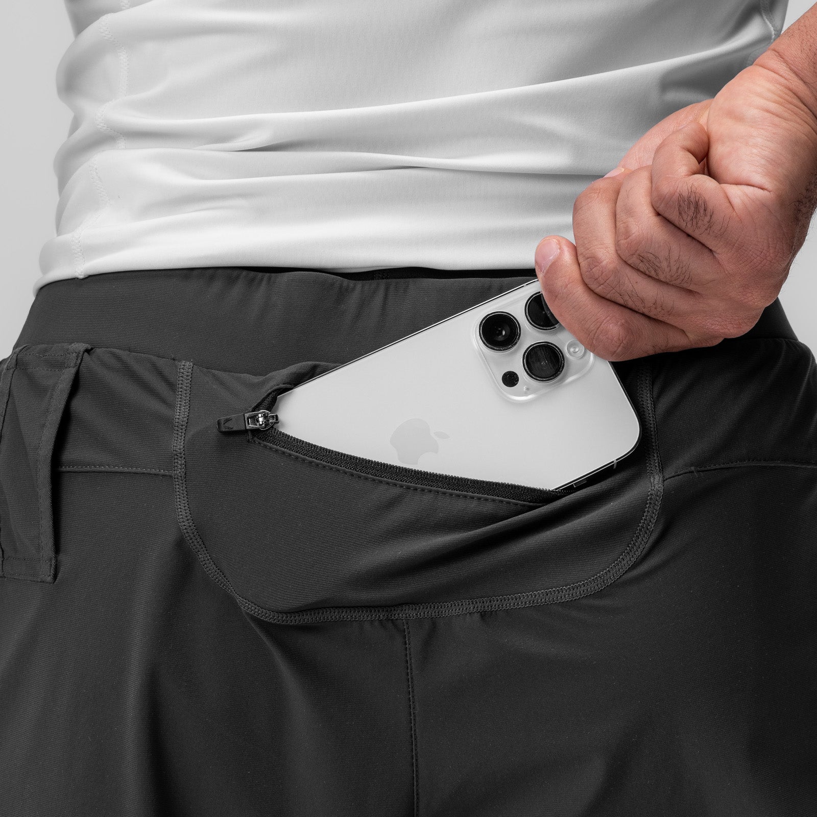 Bounce-free zip pocket