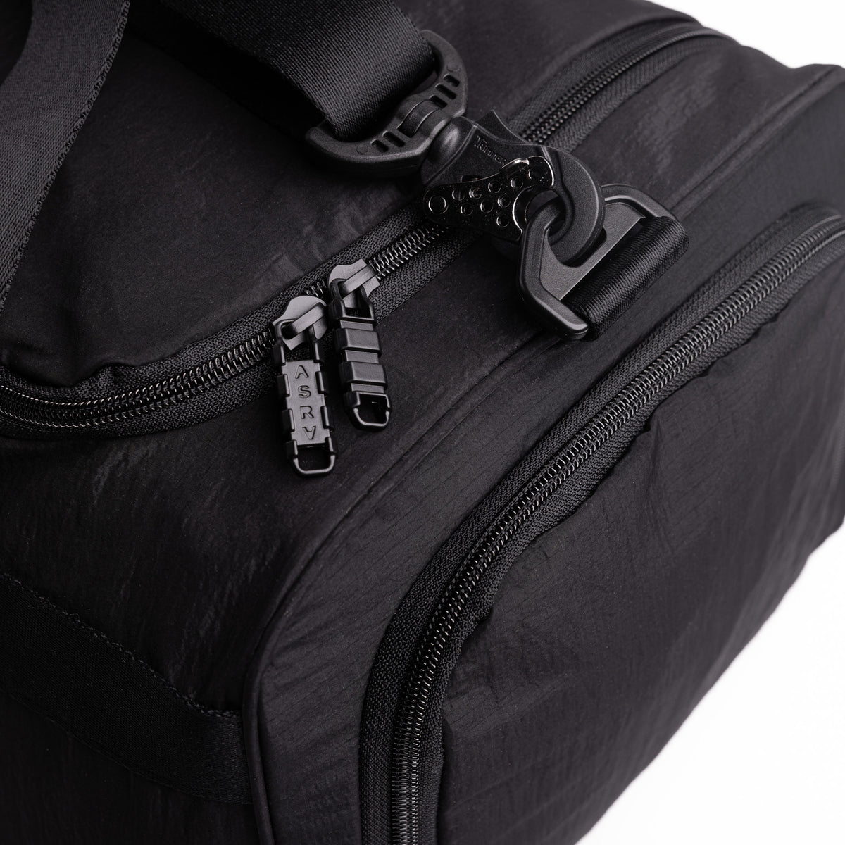 Flatlay 1234 Ripstop Duffle Bag in black, detail of zippers and handles