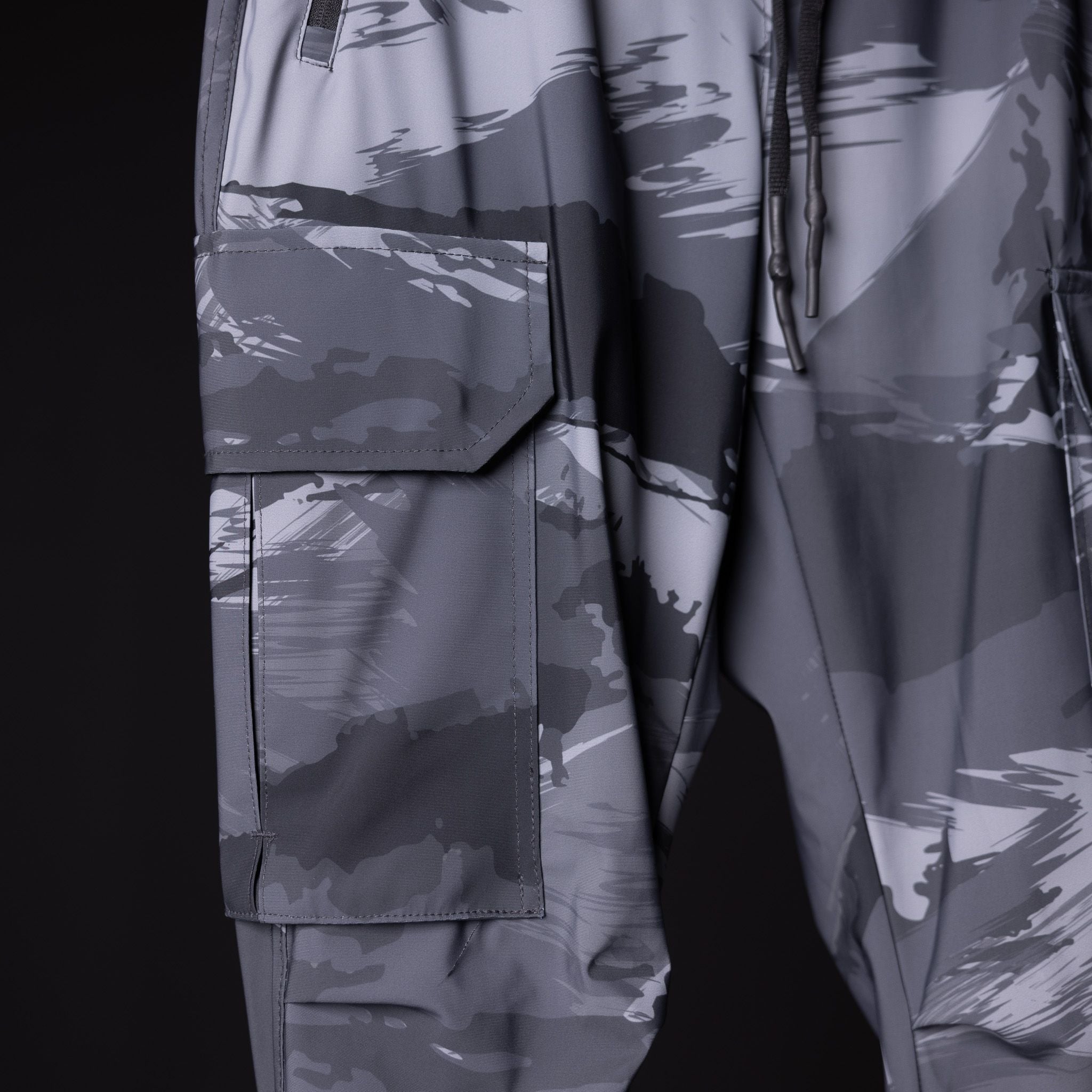SM'20 Cargo High Rib in grey camouflage, worn, showing cargo pocket detail