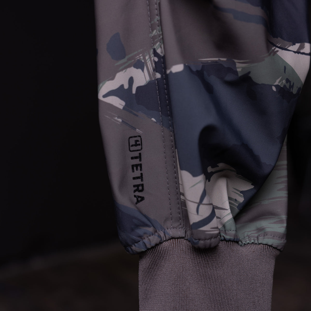 WN'20 Cargo High Rib Jogger in grey and navy, detail closeup of cuff and branding