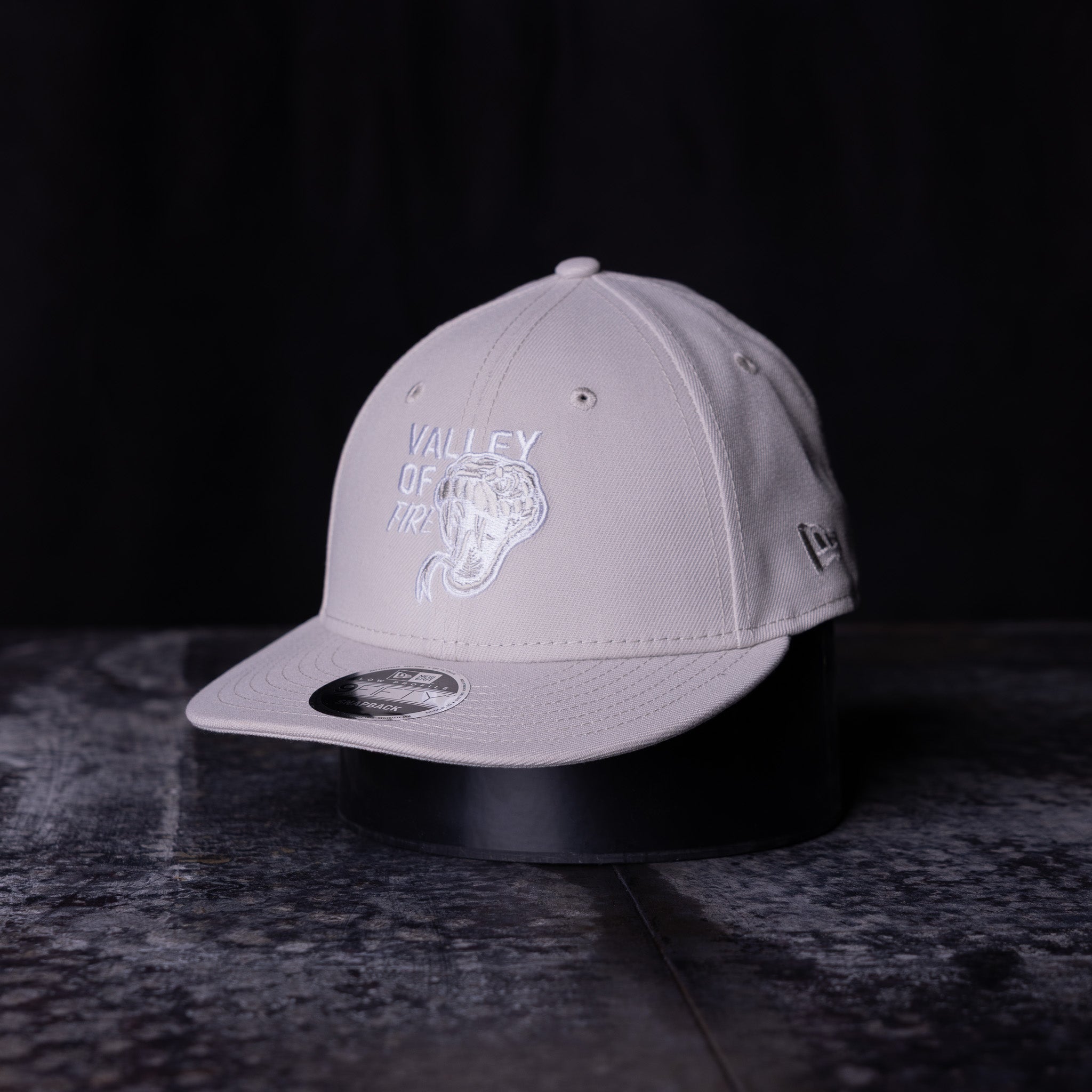 flatlay SM'23 Valley of Fire Low Pro Hat in lavender, front view on dark textured surface