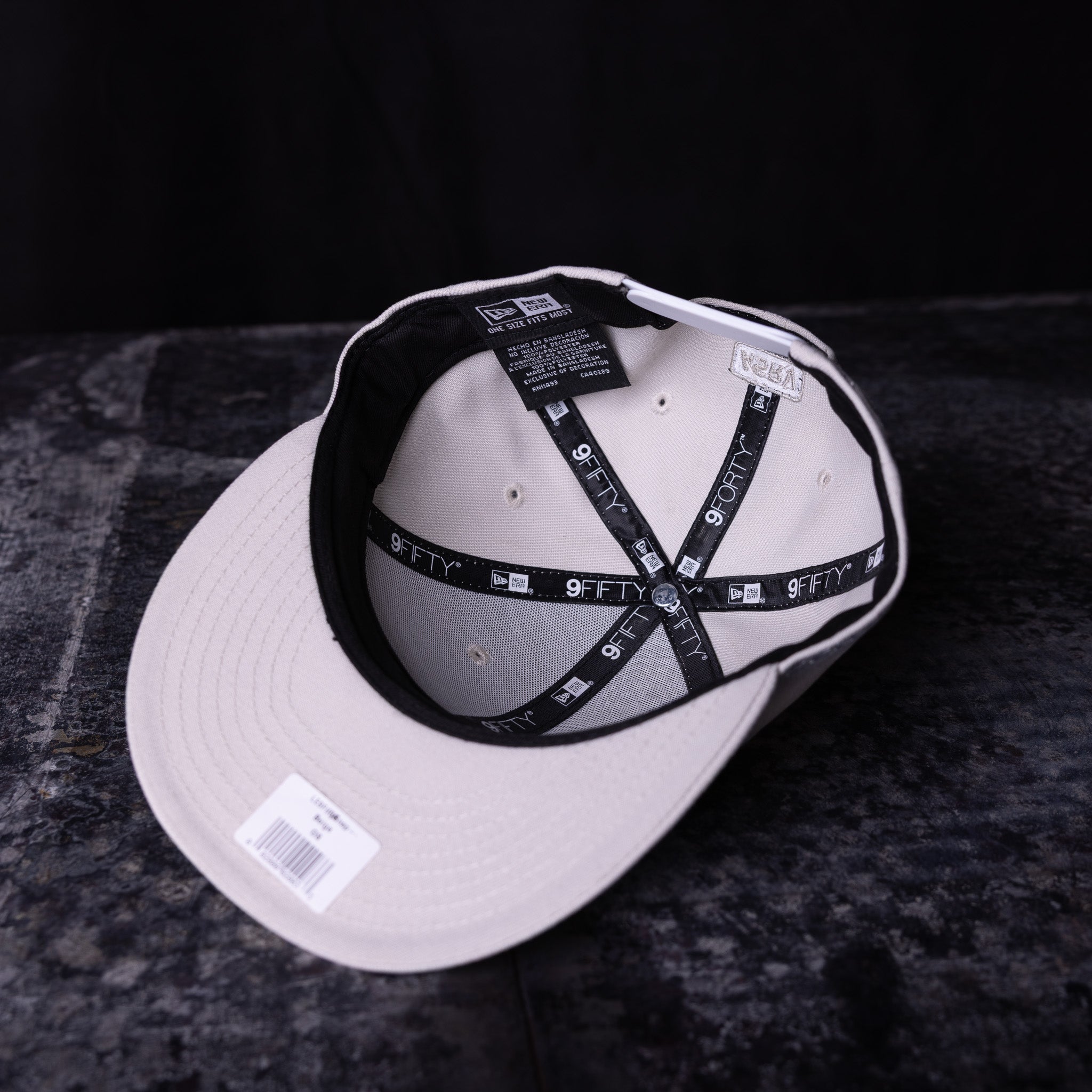 flatlay SM'23 Valley of Fire Low Pro Hat in white, interior view showing black adjustment strap