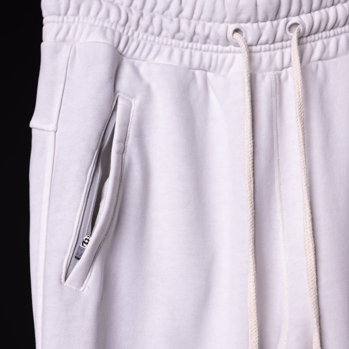 WN'20 Terry Relaxed Jogger in white, detail shot of side pocket and drawstring