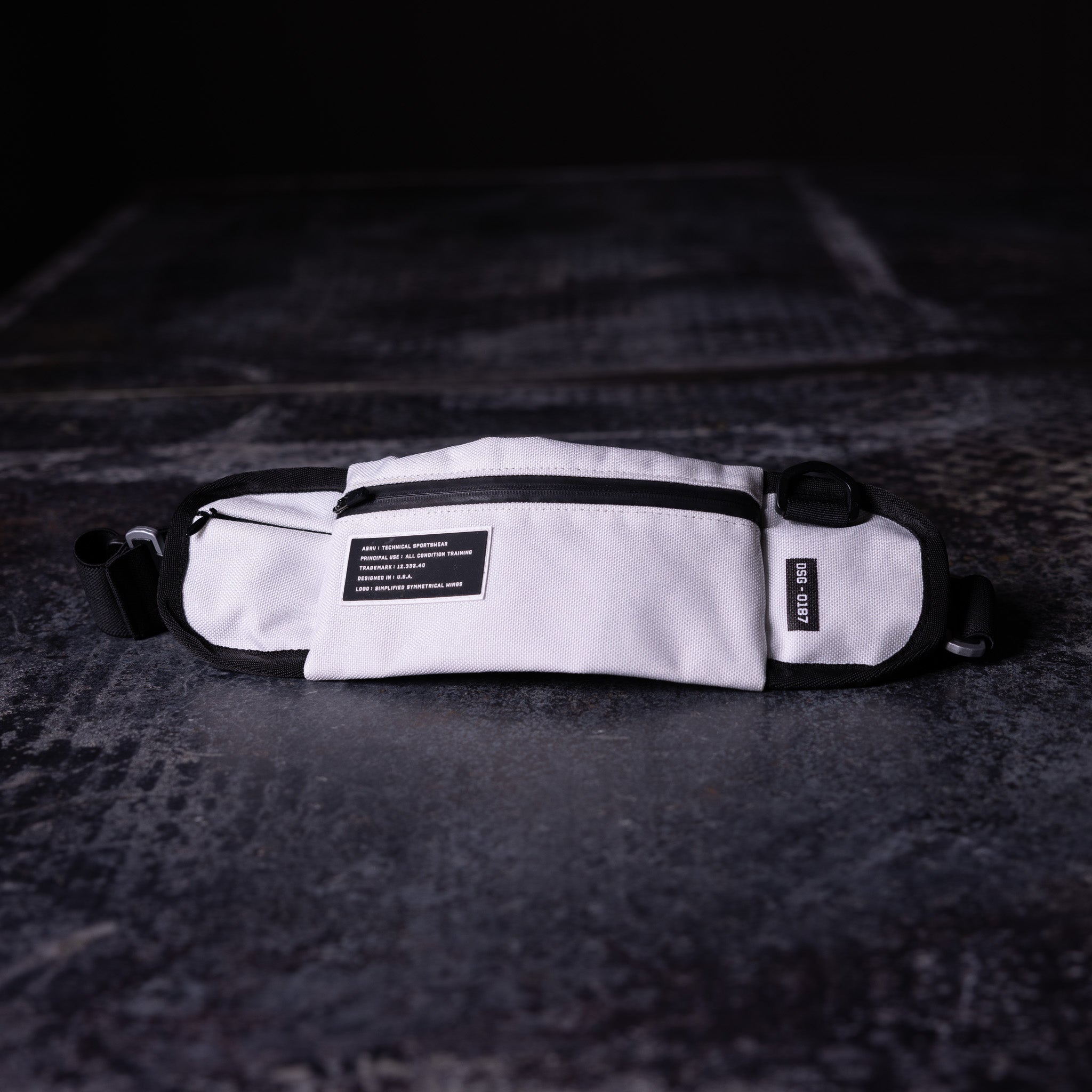 WN'18 Training Belt Pack in white and black, top view