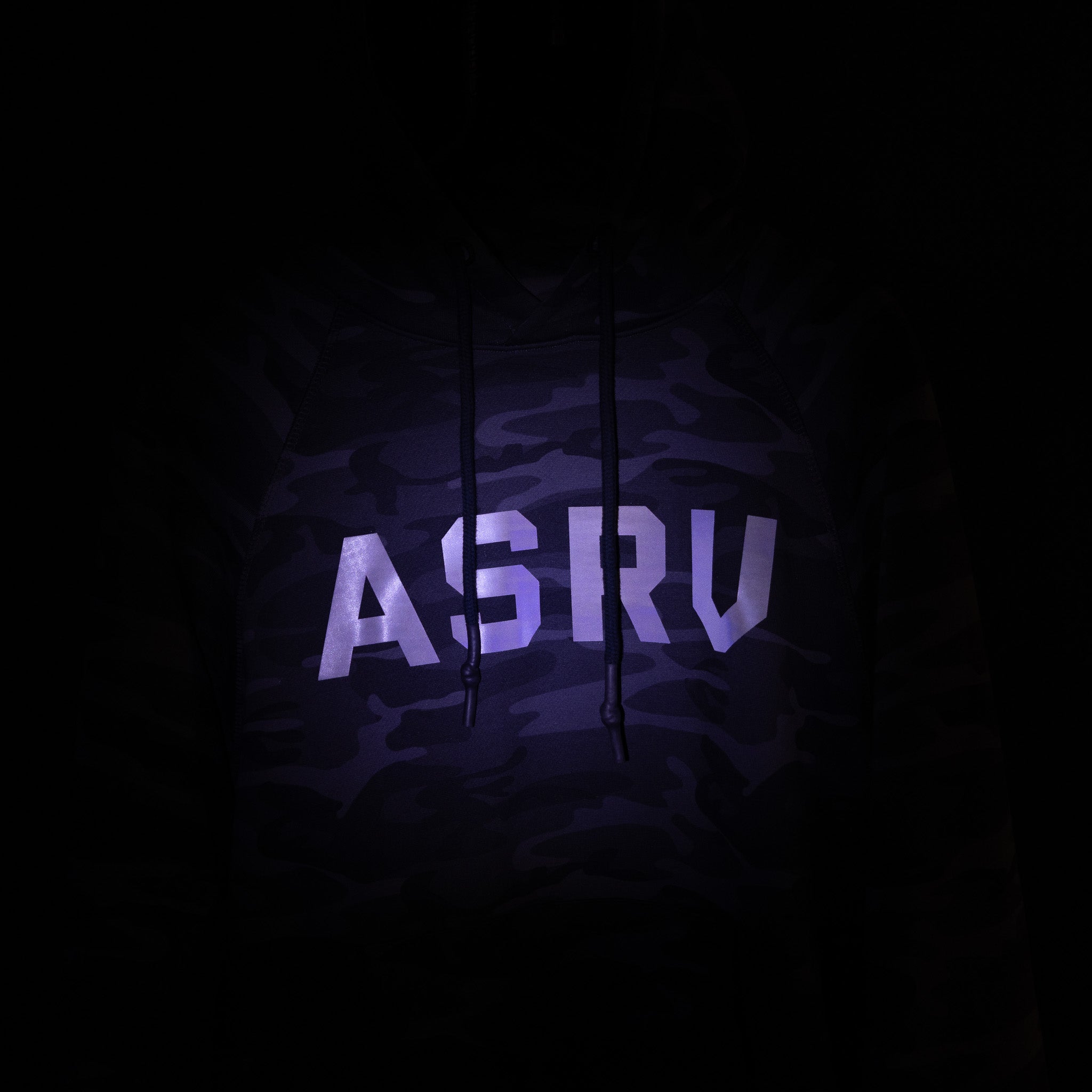 WN'19 RainPlus® Hoodie in purple, displayed on model against dark camouflage background
