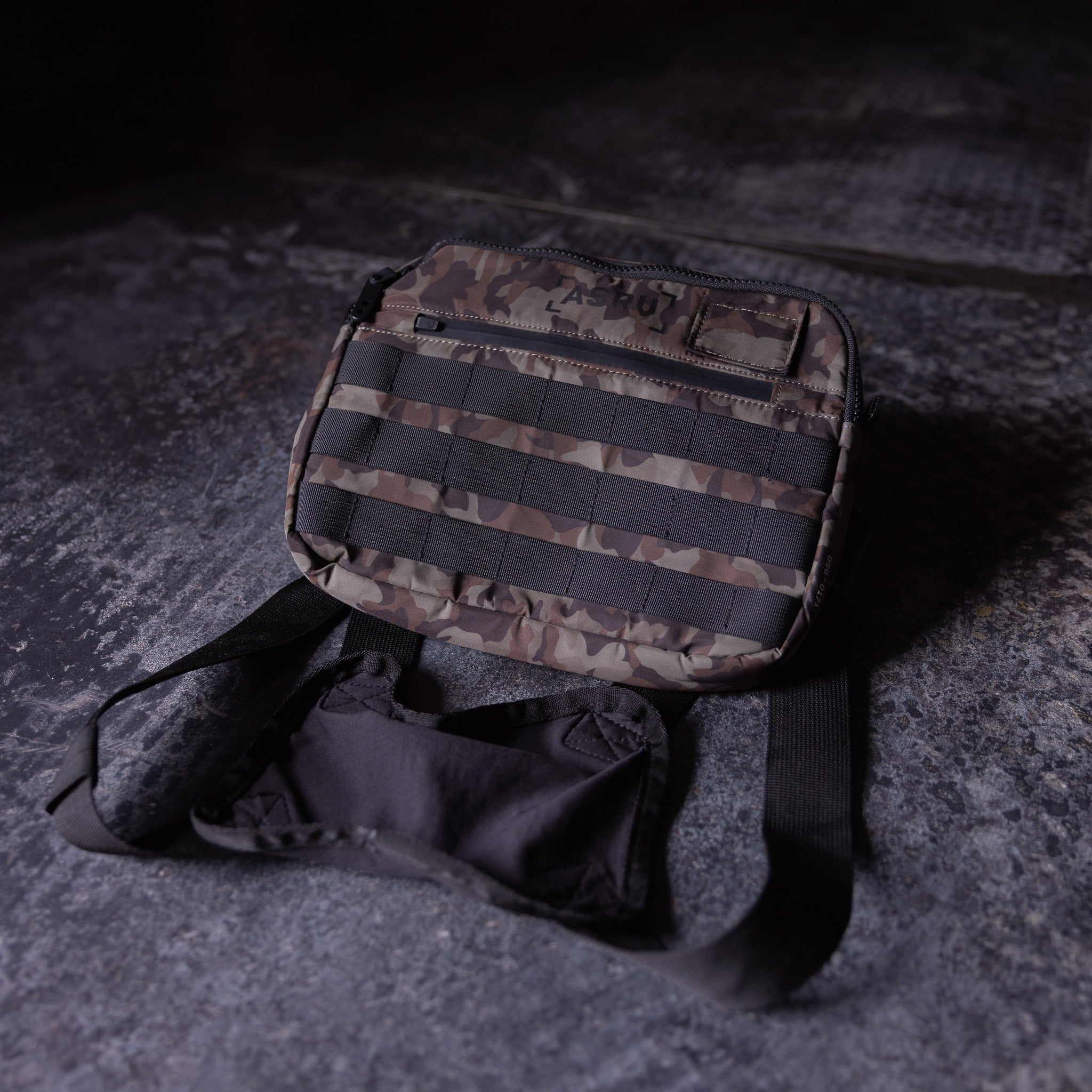 Flatlay SP'19 Trail Pack Chest Rig in camo and black, front view