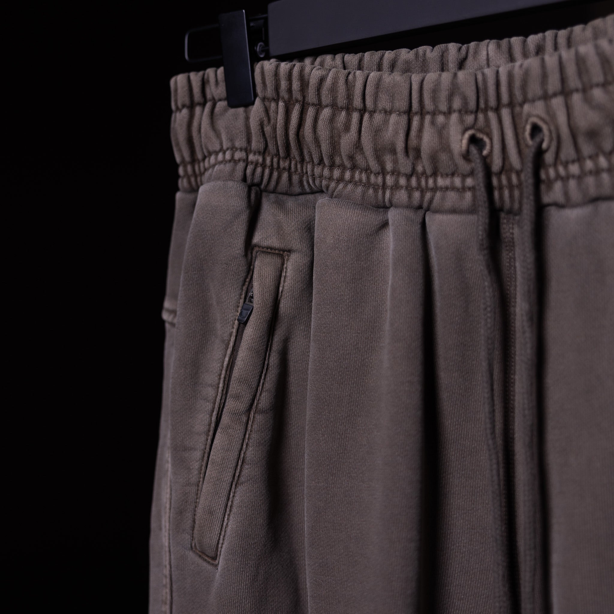 WN'20 Terry Relaxed Jogger in taupe, detail shot of waistband and pocket