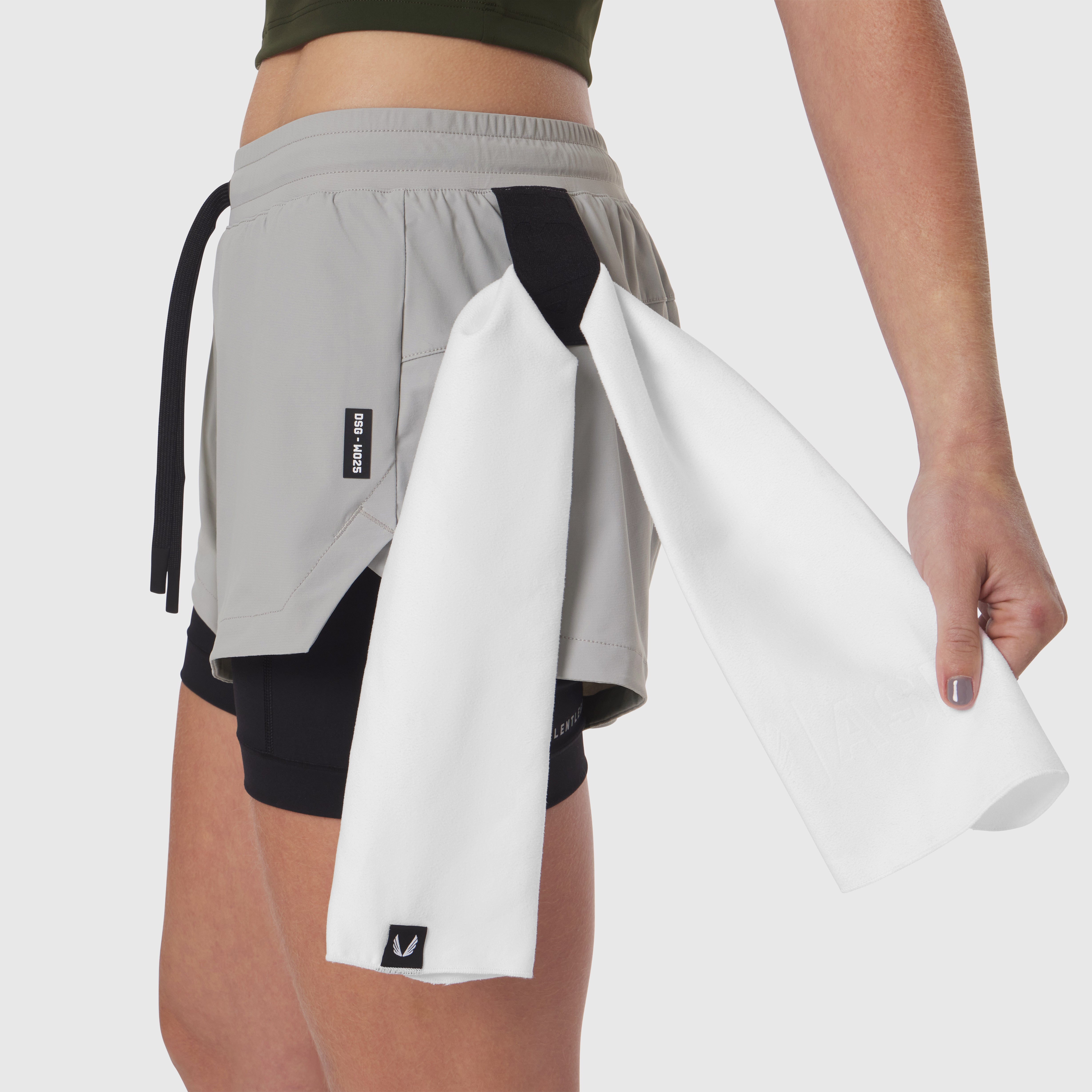 W025 Tetra-Lite Liner Short in slate grey worn with white towel, front view