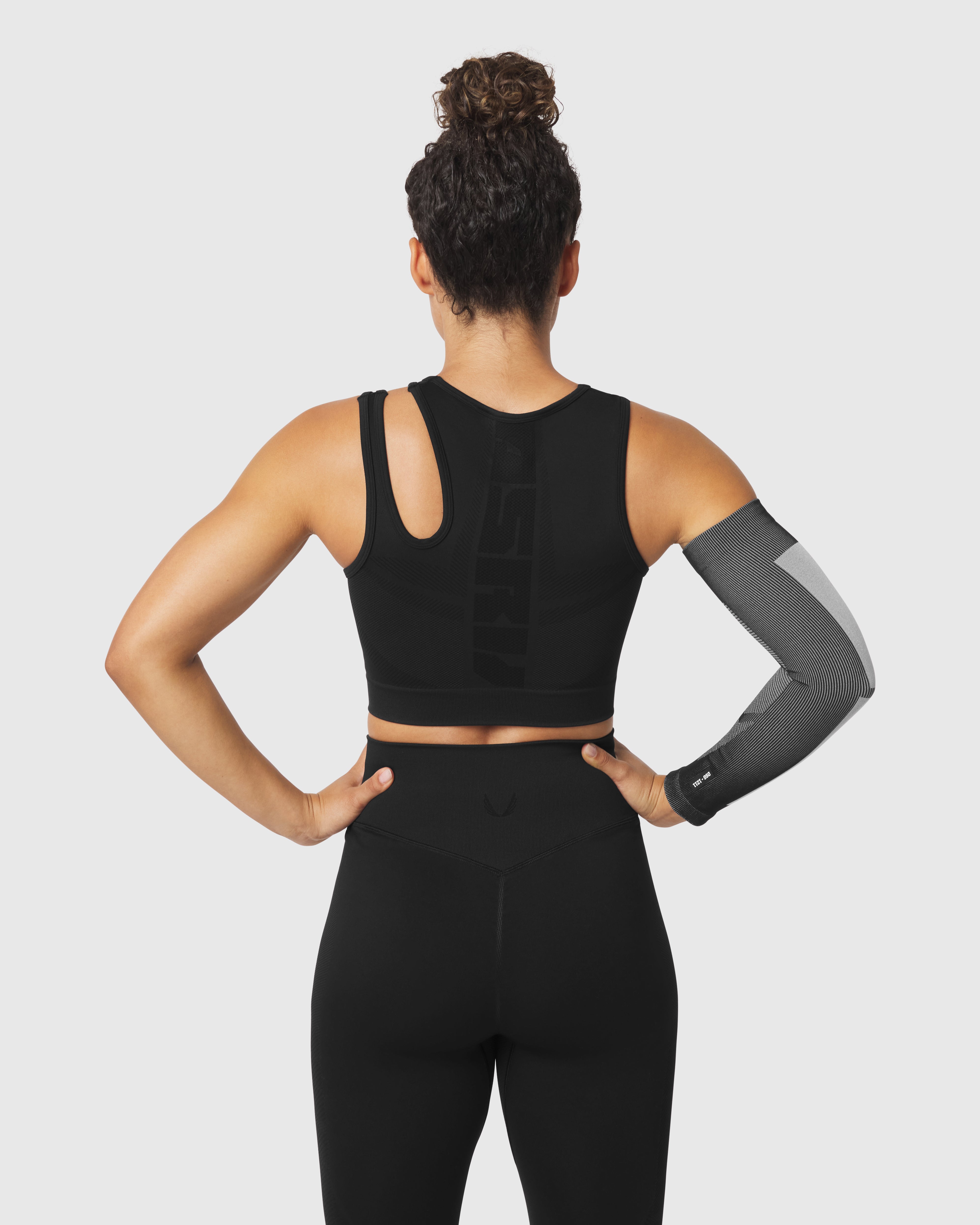 W110. Seamless Split-Strap Sports Bra - Black