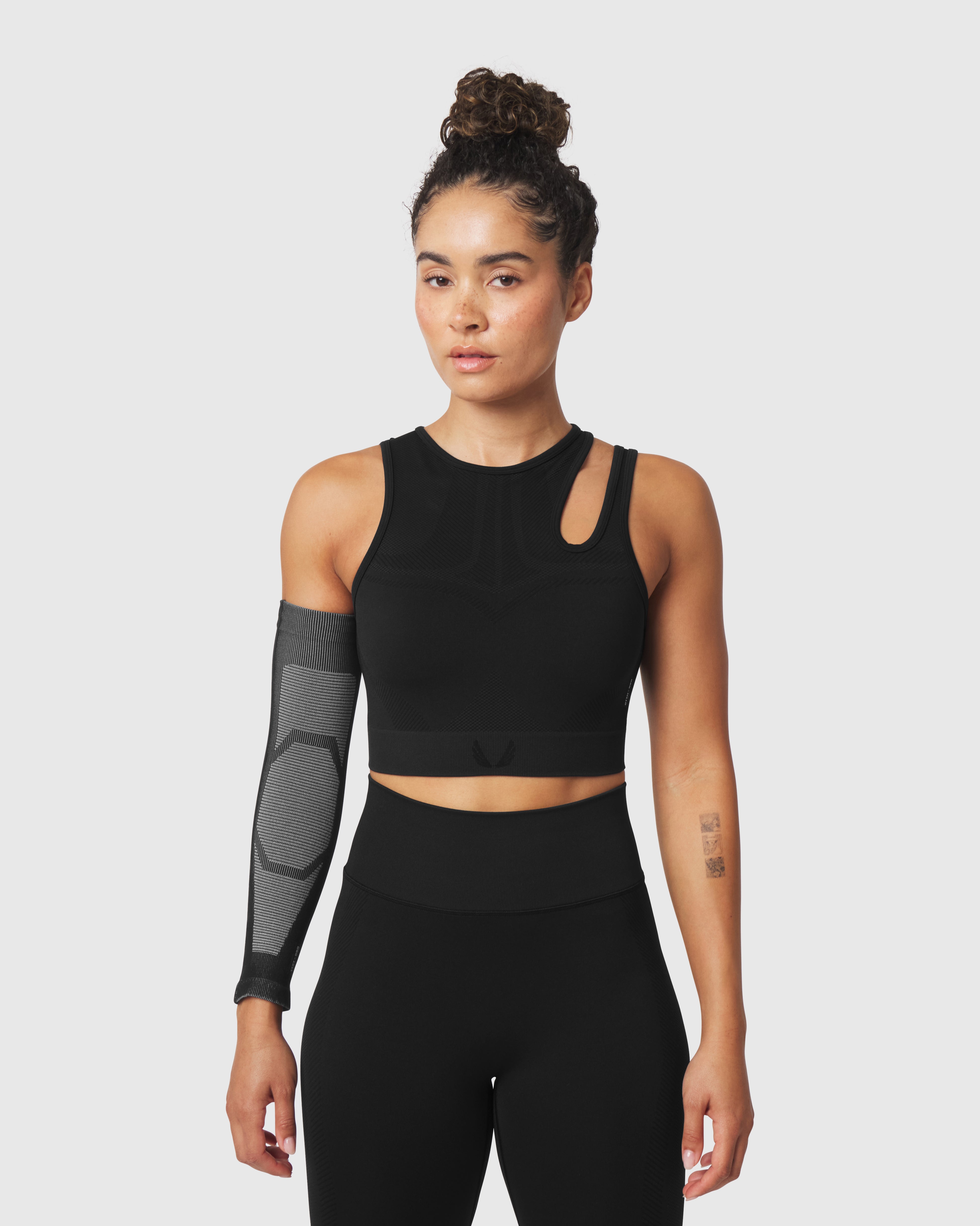 W110. Seamless Split-Strap Sports Bra - Black