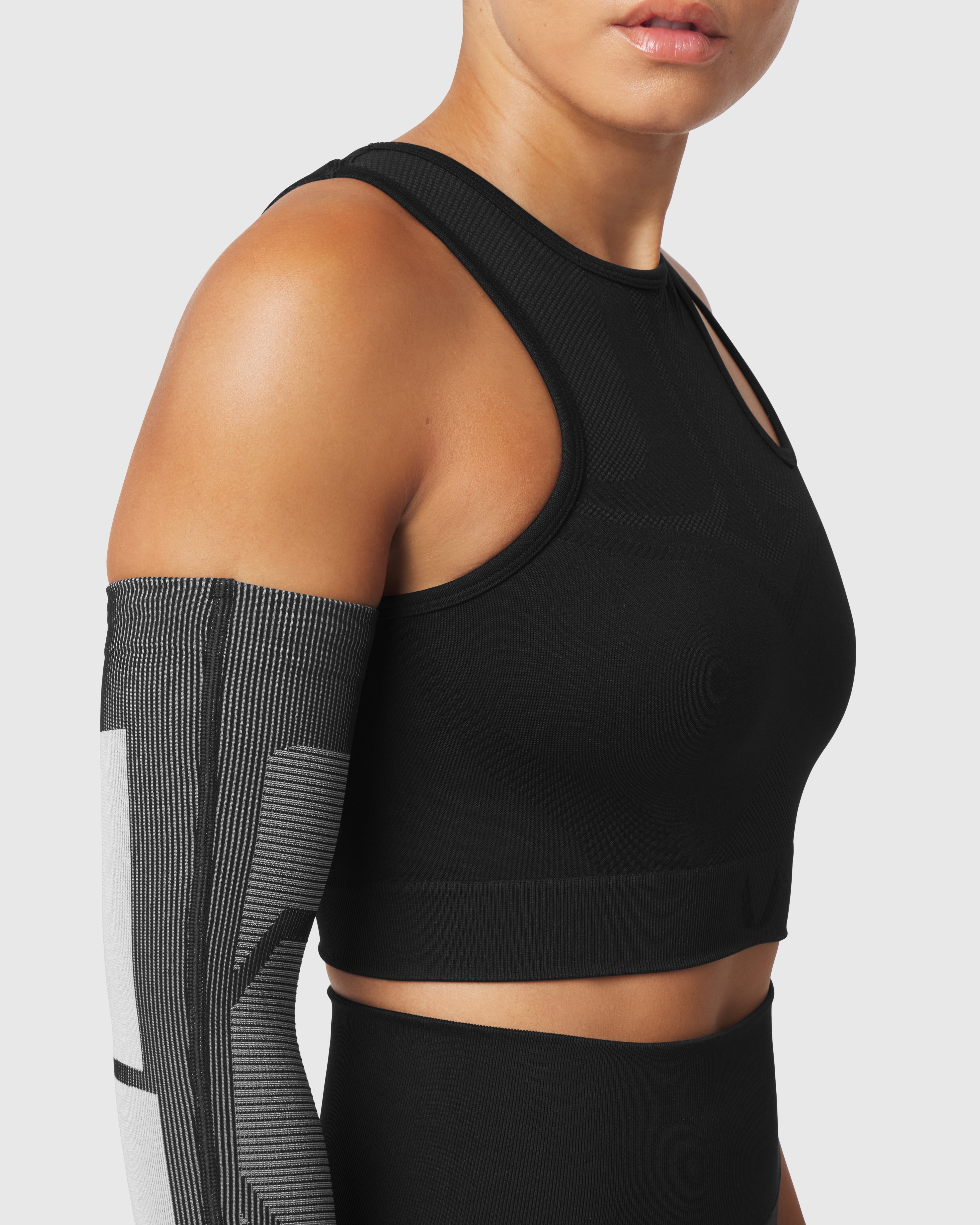 W110. Seamless Split-Strap Sports Bra - Black
