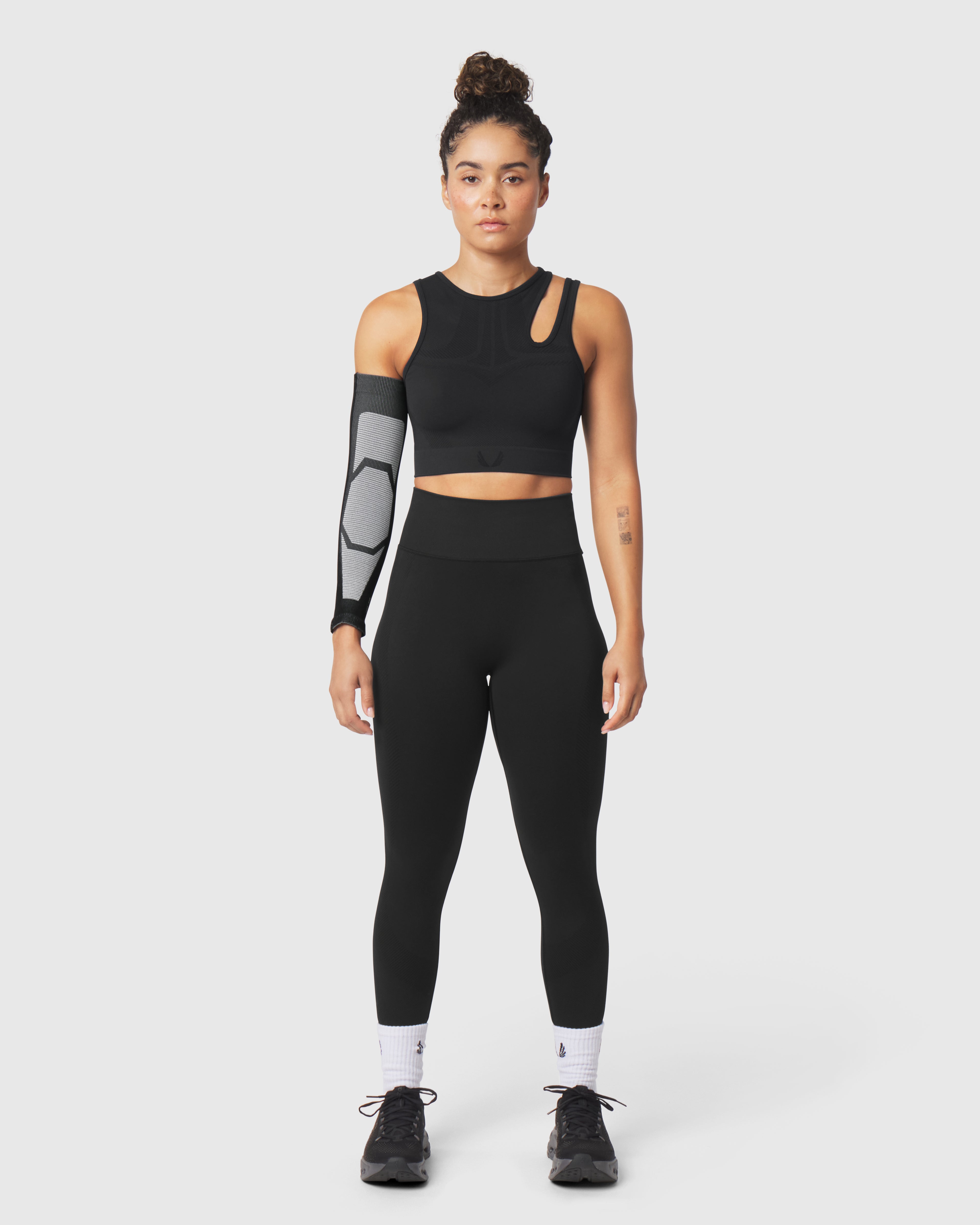W110. Seamless Split-Strap Sports Bra - Black