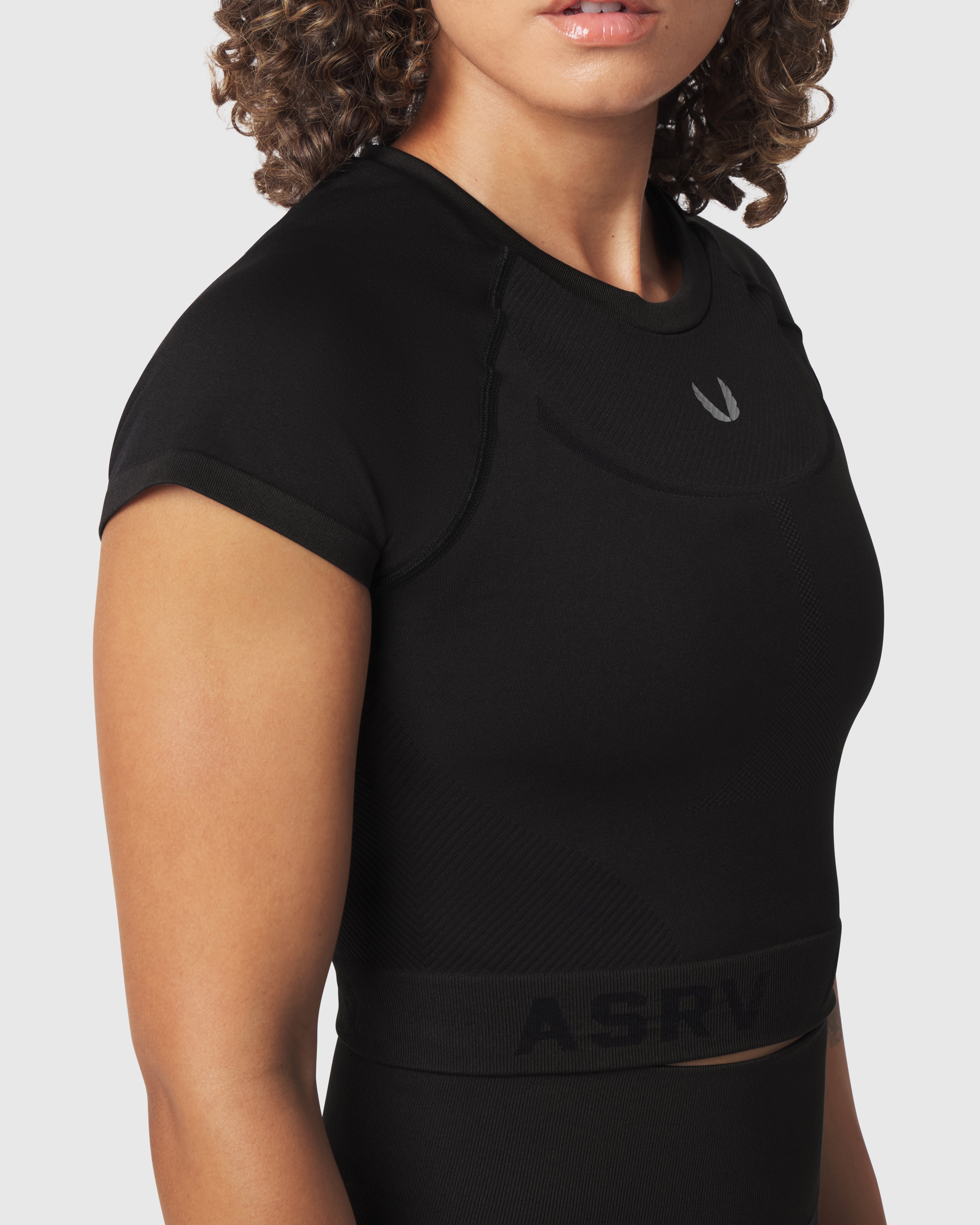 W111. Seamless Cropped Training Tee - Black