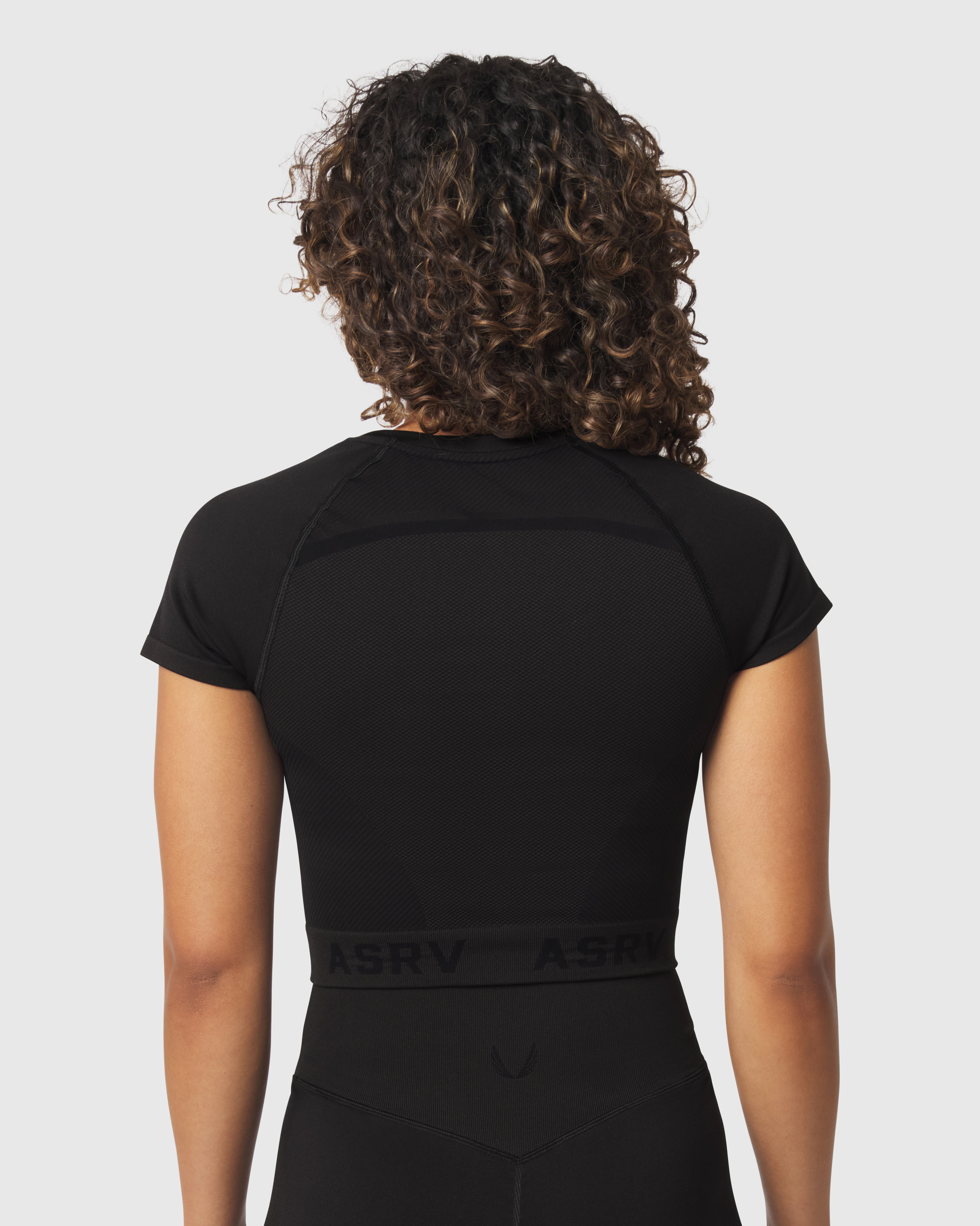 W111. Seamless Cropped Training Tee - Black