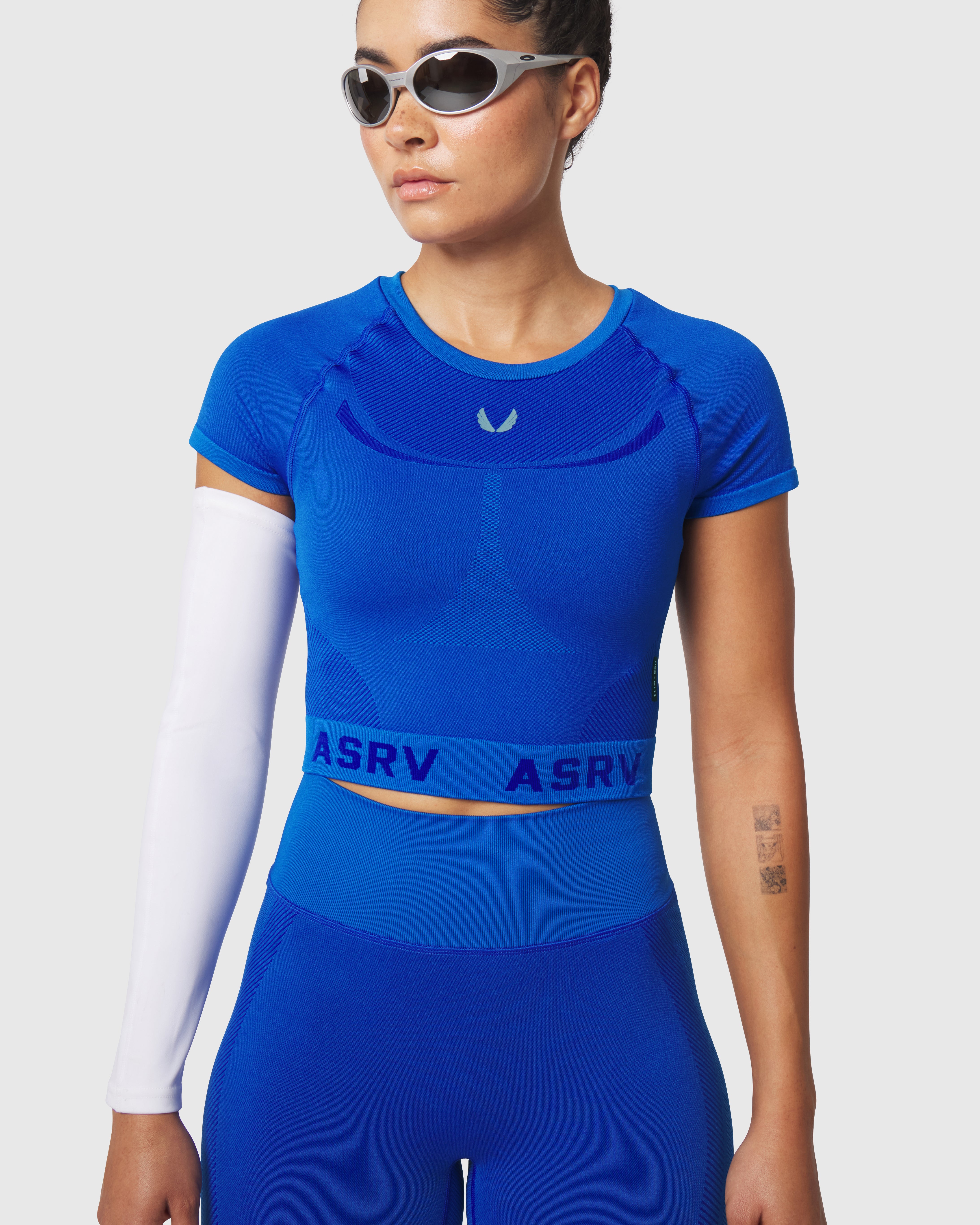 W111. Seamless Cropped Training Tee - Electric Blue