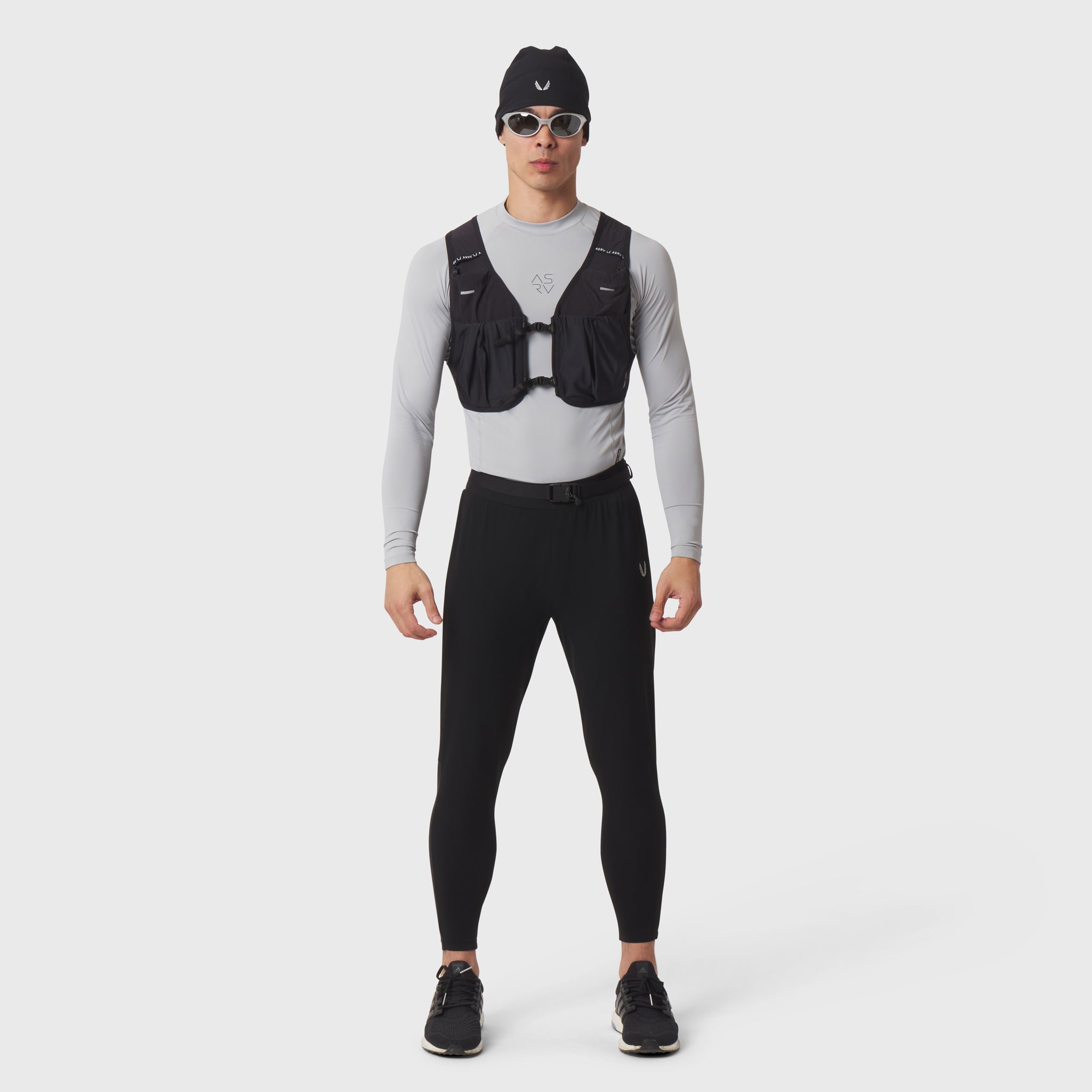 LYCRA® ADAPTIV Baselayer Longsleeve in slate grey worn with black vest and leggings, front view