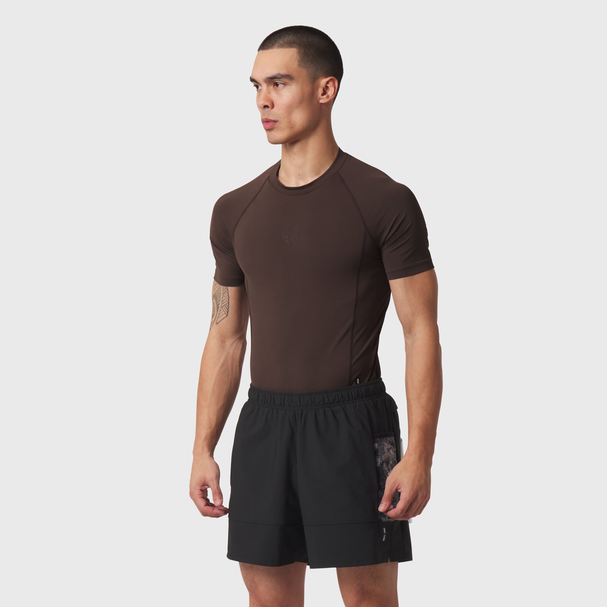 LYCRA® ADAPTIV Baselayer Shortsleeve in Dark Earth, model front view