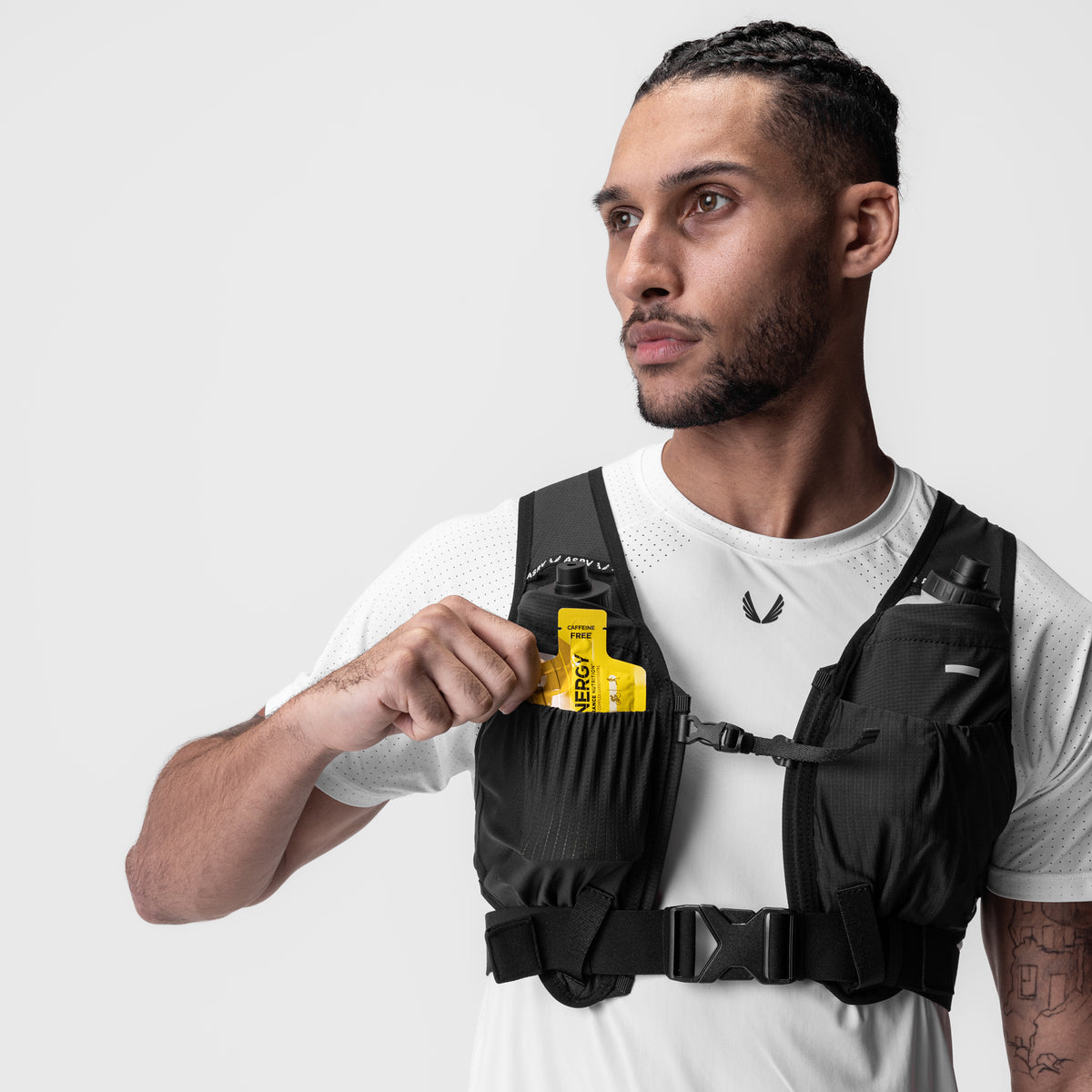 0899 2-in-1 Packable Run Vest in Black, worn by model displaying front pocket detail