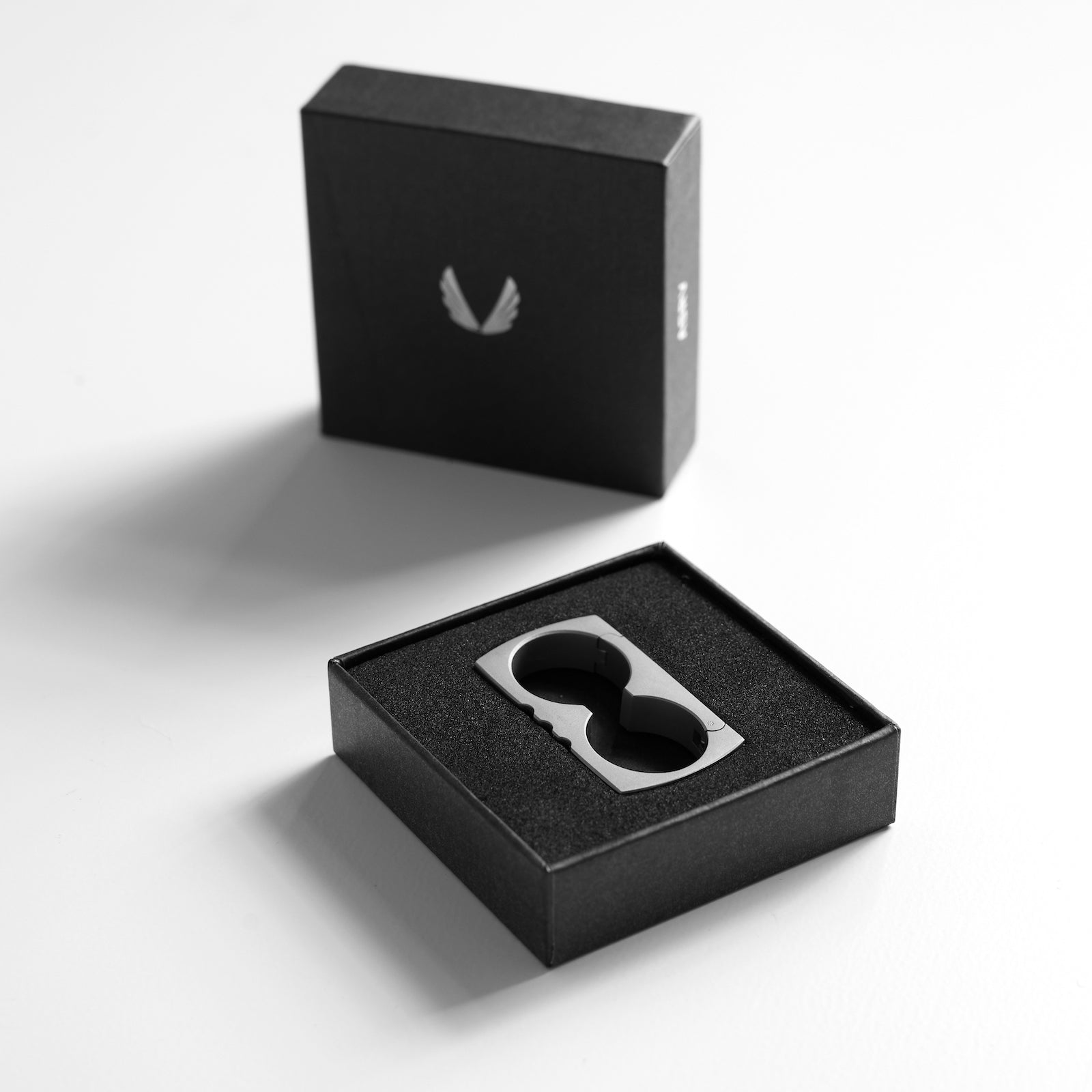 Carabiner Double Ring in stainless steel and black, displayed in open black box